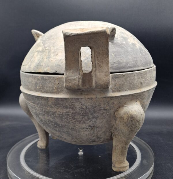 Chine - Grand vase Ding en terre cuite - Dynastie Han - TL – Image 2