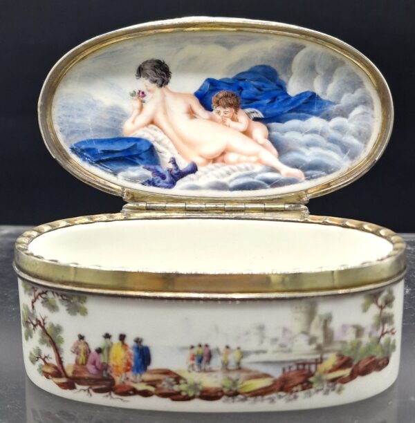 Tournai - Boite en Porcelaine tendre de Tournai décor Polychrome - 18ème