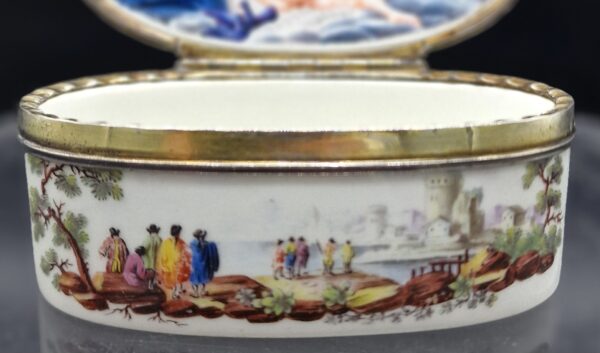 Tournai - Boite en Porcelaine tendre de Tournai décor Polychrome - 18ème – Image 7