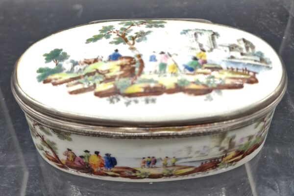 Tournai - Boite en Porcelaine tendre de Tournai décor Polychrome - 18ème – Image 2