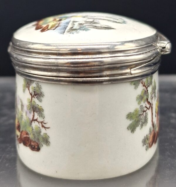 Tournai - Boite en Porcelaine tendre de Tournai décor Polychrome - 18ème – Image 4