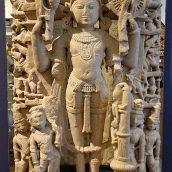 Inde - Stèle médiévale Indienne représentant Vishnu sous forme solaire - Grès beige - 12/13è. siècle.
