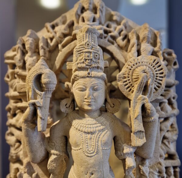  Inde - Stèle médiévale Indienne représentant Vishnu sous forme solaire - Grès beige - 12/13è. siècle. – Image 2