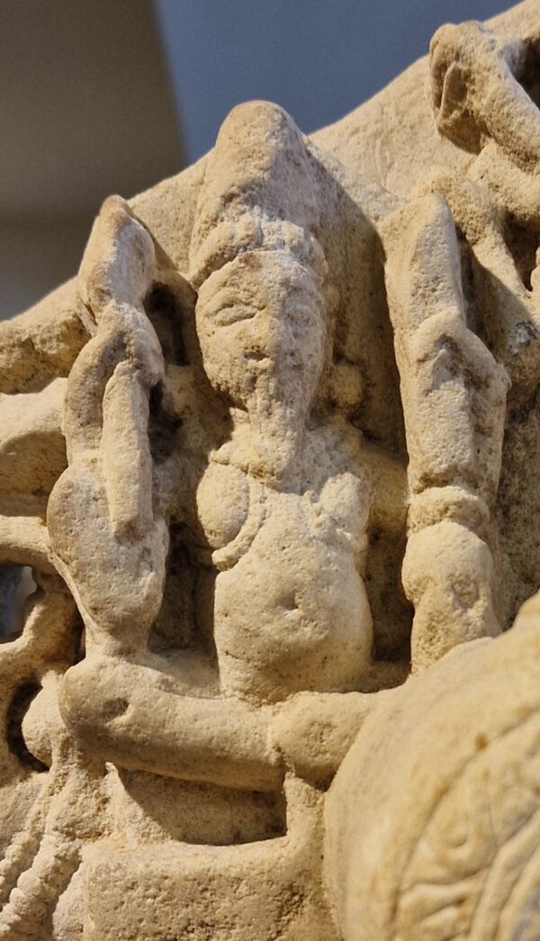  Inde - Stèle médiévale Indienne représentant Vishnu sous forme solaire - Grès beige - 12/13è. siècle. – Image 10