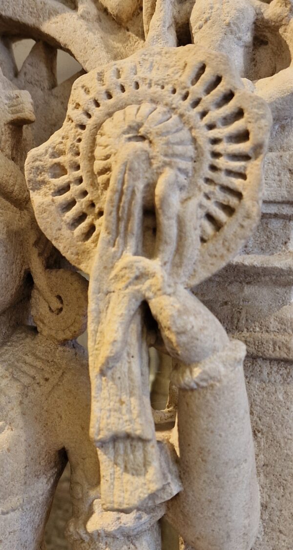 Inde - Stèle médiévale Indienne représentant Vishnu sous forme solaire - Grès beige - 12/13è. siècle. – Image 7