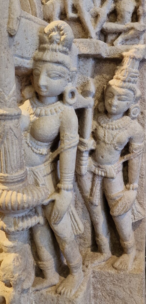  Inde - Stèle médiévale Indienne représentant Vishnu sous forme solaire - Grès beige - 12/13è. siècle. – Image 6