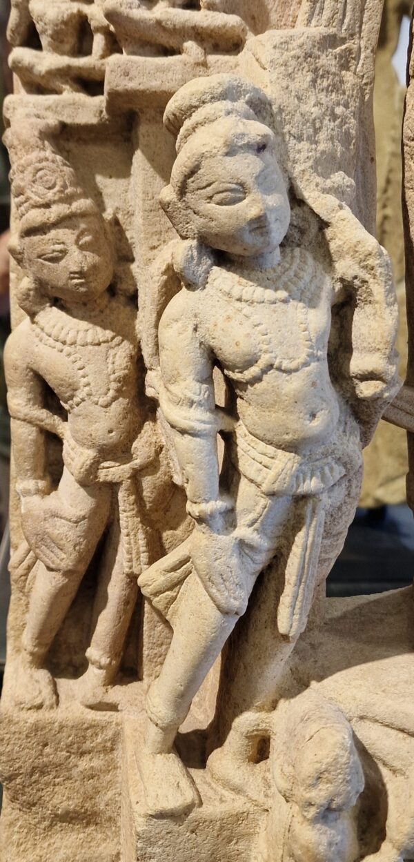  Inde - Stèle médiévale Indienne représentant Vishnu sous forme solaire - Grès beige - 12/13è. siècle. – Image 5