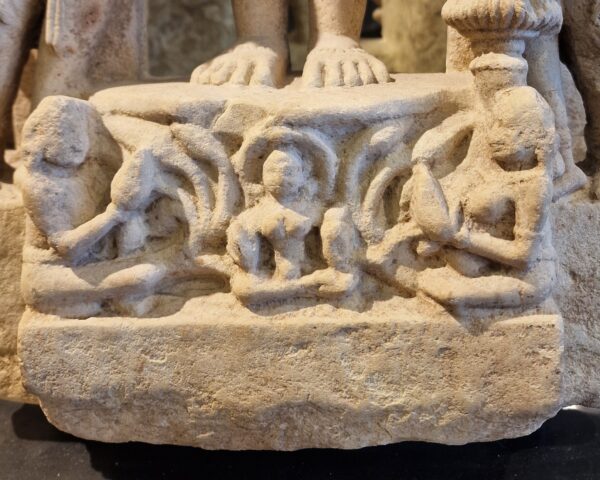  Inde - Stèle médiévale Indienne représentant Vishnu sous forme solaire - Grès beige - 12/13è. siècle. – Image 12