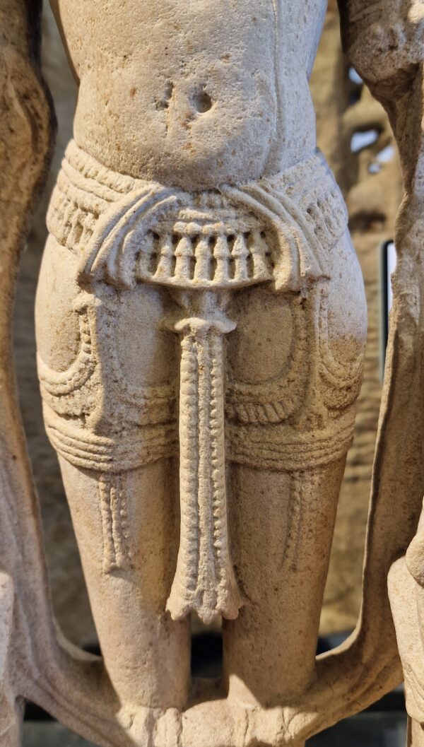  Inde - Stèle médiévale Indienne représentant Vishnu sous forme solaire - Grès beige - 12/13è. siècle. – Image 4
