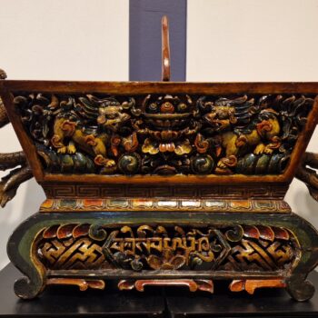 Sino-tibétain - Jardinière en bois sculpté et doré - Dynastie Qing 20ème.