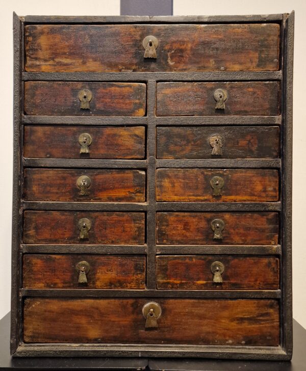 Chine - Petit cabinet à tiroirs et à guillotine - Hong mu - 19ème.