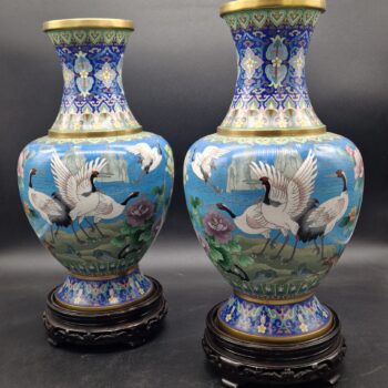 Chine - Paire de vases cloisonnés au décor de grues - Milieu 20ème.