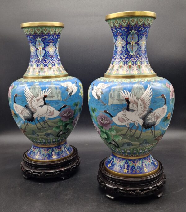 Chine - Paire de vases cloisonnés au décor de grues - Milieu 20ème.