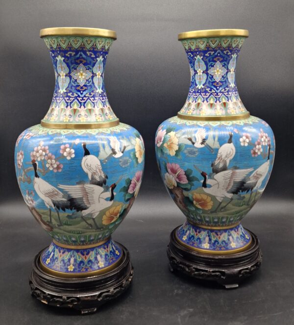 Chine - Paire de vases cloisonnés au décor de grues - Milieu 20ème. – Image 2