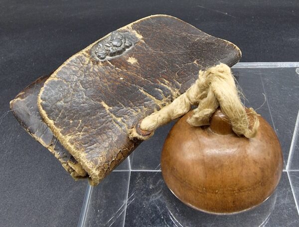 Japon - Pochette en cuir avec bouton en bois laqué - Edo. – Image 2