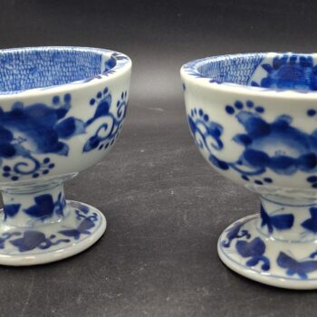 Japon - Paire de coupes en porcelaine bleu et blanc - Arita - Fin Edo/Début Meiji.