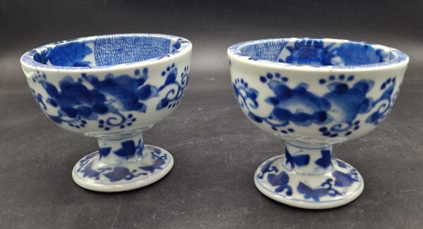 Japon - Paire de coupes en porcelaine bleu et blanc - Arita - Fin Edo/Début Meiji.