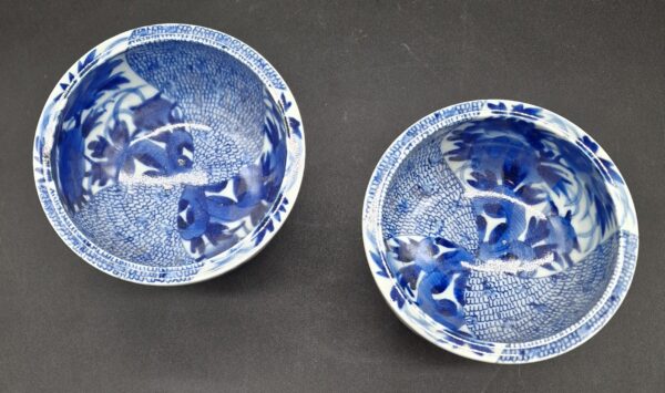 Japon - Paire de coupes en porcelaine bleu et blanc - Arita - Fin Edo/Début Meiji. – Image 3