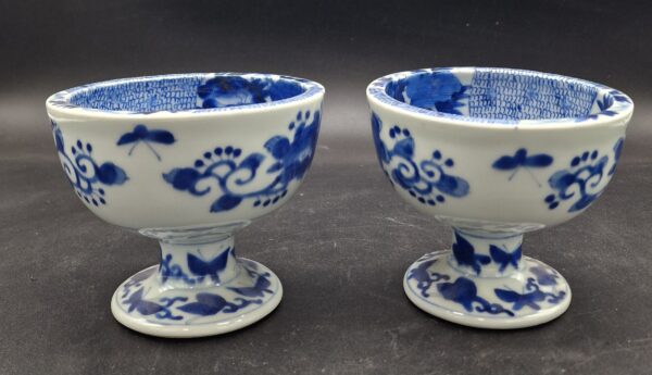 Japon - Paire de coupes en porcelaine bleu et blanc - Arita - Fin Edo/Début Meiji. – Image 2