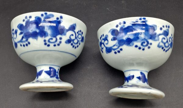 Japon - Paire de coupes en porcelaine bleu et blanc - Arita - Fin Edo/Début Meiji. – Image 4