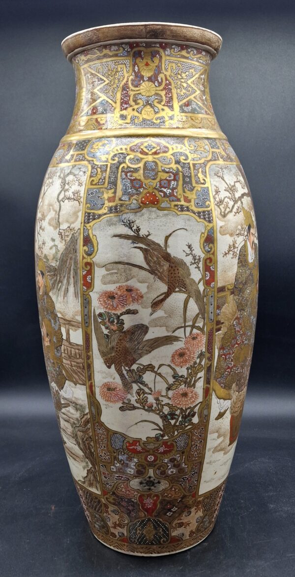 Japon - Jolie et rare paire de grands vases en faïence de Satsuma - Meiji - 19ème. – Image 3