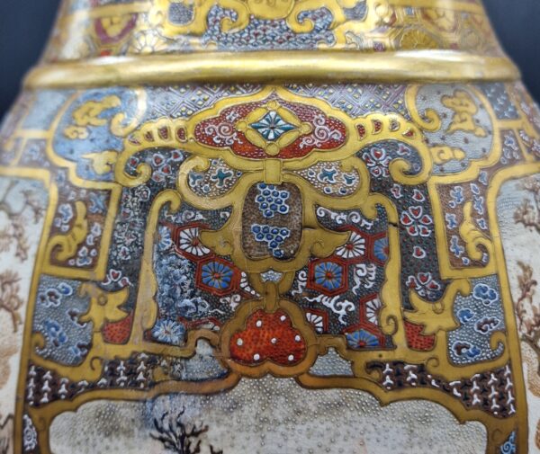 Japon - Jolie et rare paire de grands vases en faïence de Satsuma - Meiji - 19ème. – Image 12