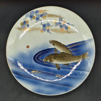 Japon - Plat rond à décor de carpes - Arita - Edo - 18ème