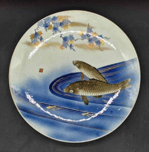 Japon - Plat rond à décor de carpes - Arita - Edo - 18ème