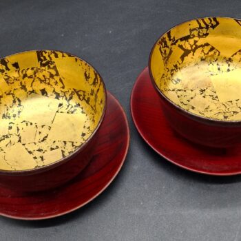 Japon - Paire de grands bols en bois laqué et décor hiramaki-e avec soucoupes - Shōwa.