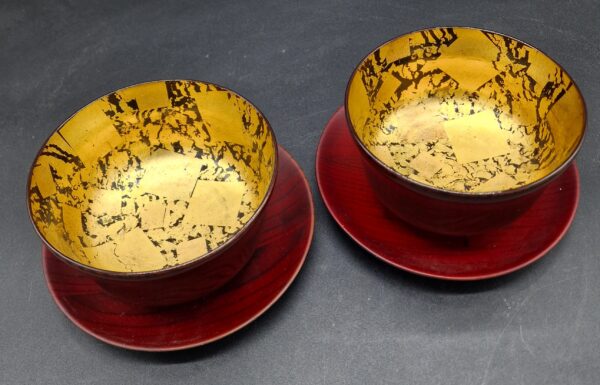 Japon - Paire de grands bols en bois laqué et décor hiramaki-e avec soucoupes - Shōwa.