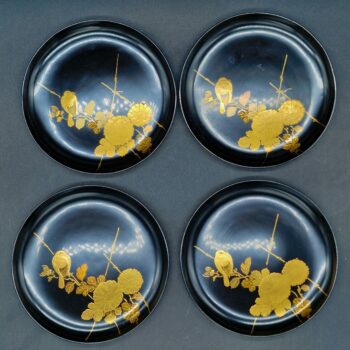Japon - Ensemble de quatre assiettes rondes en bois laqué à décor hiramaki-e floral et oiseau - Shōwa 