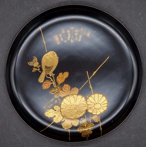 Japon - Ensemble de quatre assiettes rondes en bois laqué à décor hiramaki-e floral et oiseau - Shōwa  – Image 2