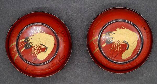 Japon - Paire de bols en bois laqué rouge au décor de langouste - Hiramaki-e - Shōwa – Image 2