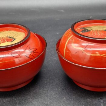 Japon - Paire de bols en bois laqué rouge au décor de langouste - Hiramaki-e - Shōwa