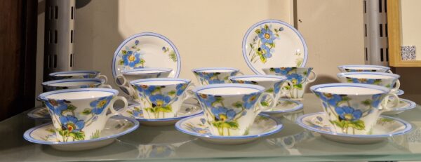 Japon - Ensemble de douze tasses et soucoupes en porcelaine japonaise - Décor floral - Shōwa – Image 3