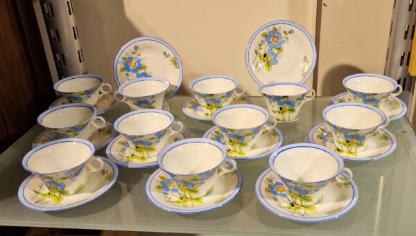 Japon - Ensemble de douze tasses et soucoupes en porcelaine japonaise - Décor floral - Shōwa