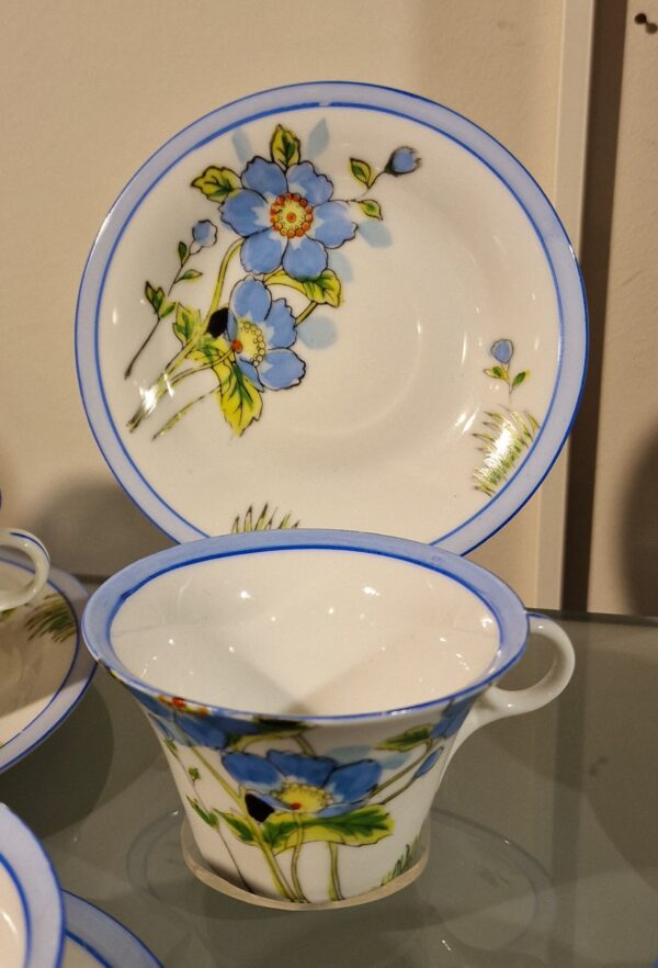 Japon - Ensemble de douze tasses et soucoupes en porcelaine japonaise - Décor floral - Shōwa – Image 2