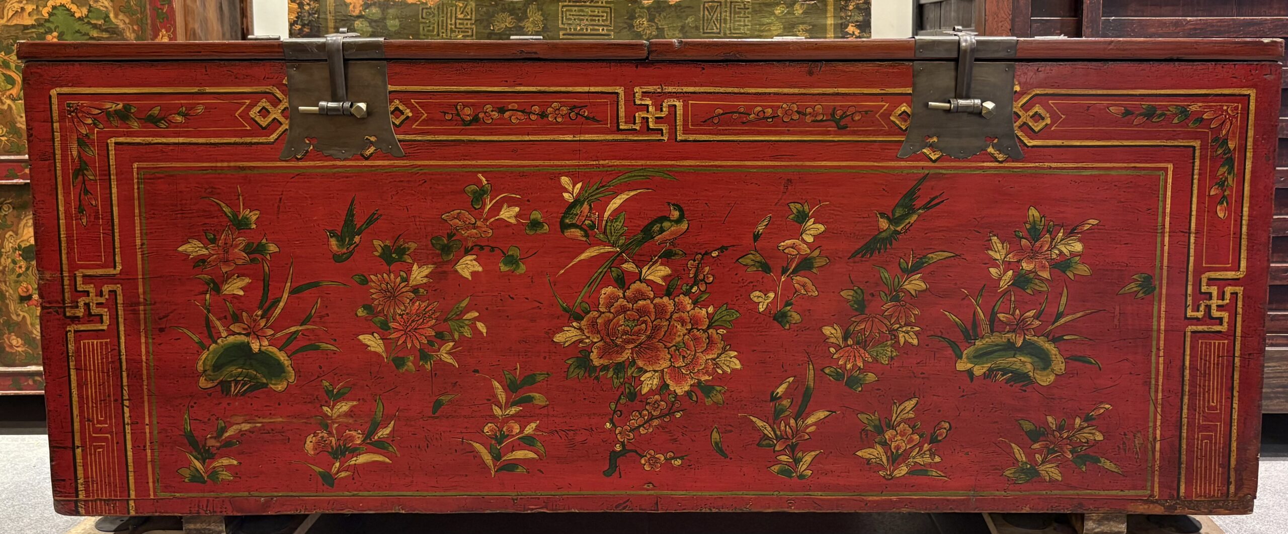 Chine - Grand coffre laqué rouge peint – Shanxi / nord de la Chine - 19/20ème.