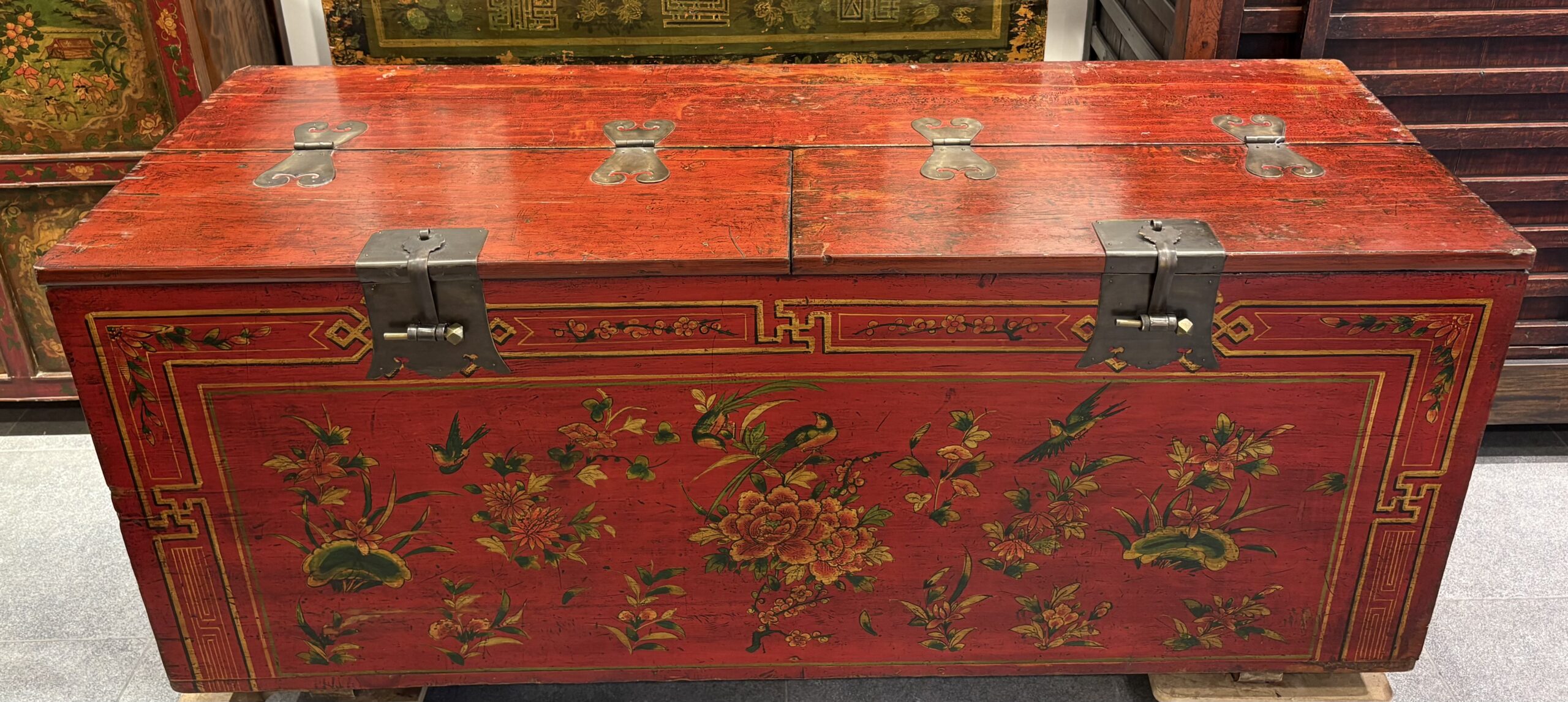 Chine - Grand coffre laqué rouge peint – Shanxi / nord de la Chine - 19/20ème. – Image 2