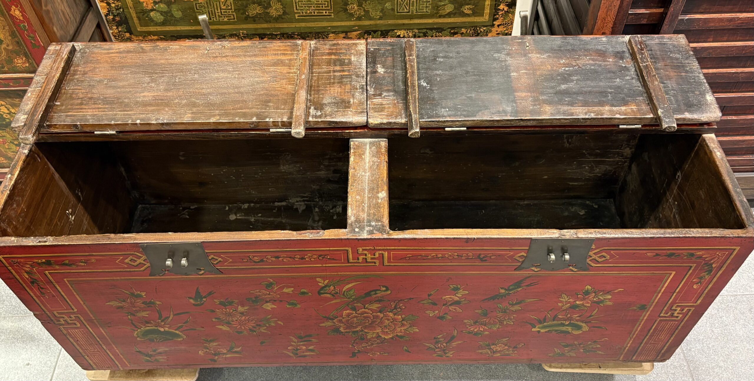 Chine - Grand coffre laqué rouge peint – Shanxi / nord de la Chine - 19/20ème. – Image 4