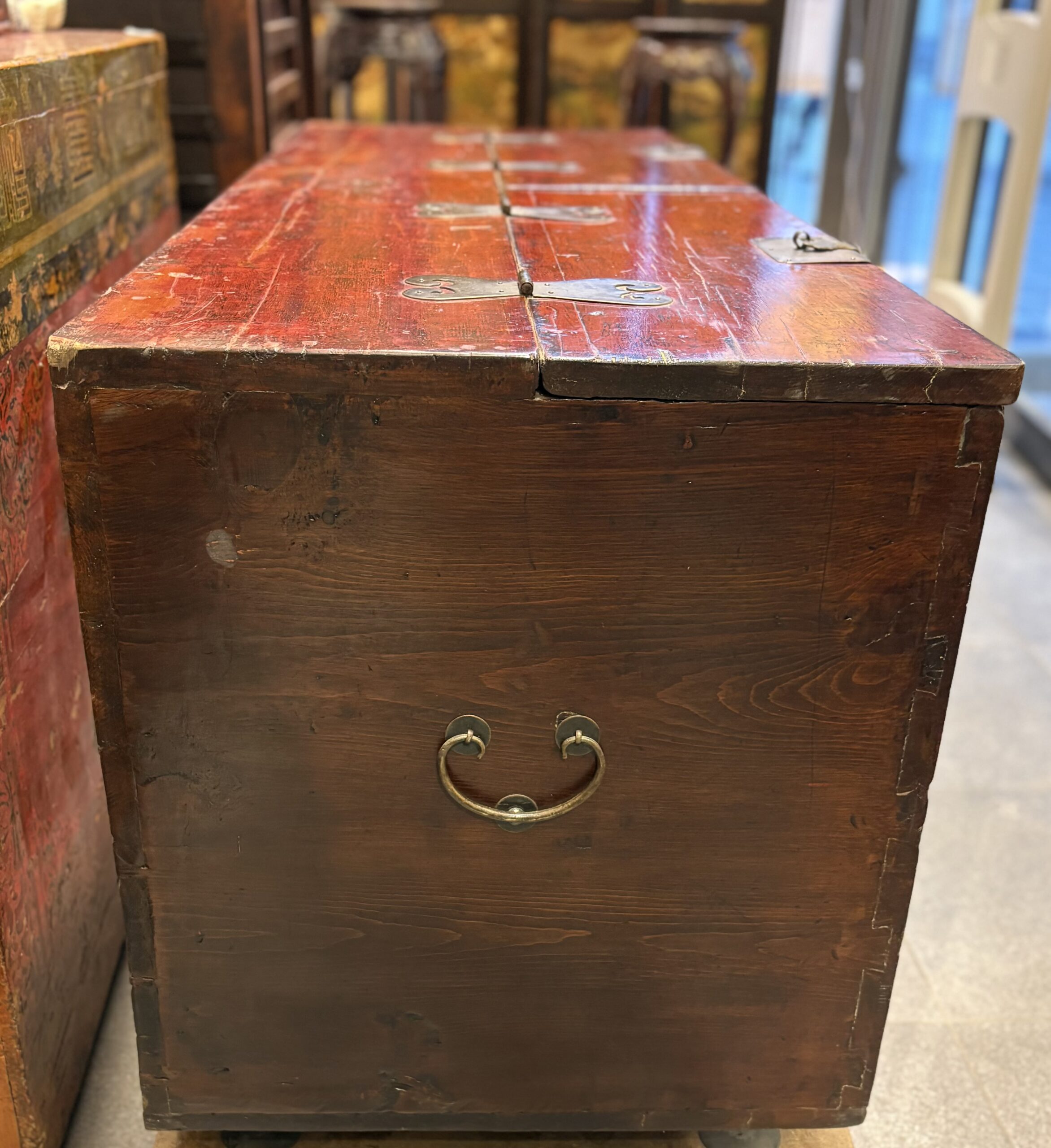 Chine - Grand coffre laqué rouge peint – Shanxi / nord de la Chine - 19/20ème. – Image 3