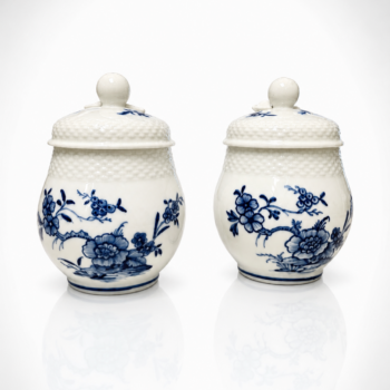 Porcelaine de Tournai - Paire de Crémiers Boule au décor Ronda à vanneries - 18ème