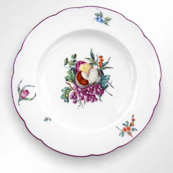 Porcelaine de Tournai - Rare assiette à dessert aux fruits coupés - 3ème Période.