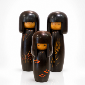 Japon - Trio de Poupées Kokeshi Créatives (Sosaku) en Bois Tourné – Usaburo Okamoto - Période Shōwa (ca.1970)