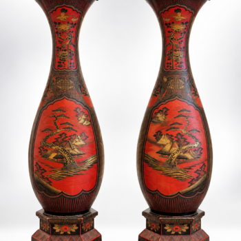 Japon - Importante paire de vases monumentaux en céramique recouverte de laque polychrome et dorée avec socles en bois laqué - Meiji - Fin 19ème.
